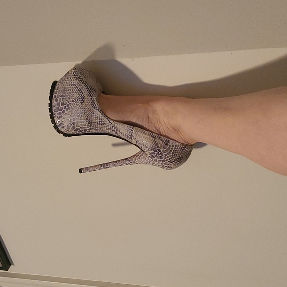 New 1969 python embossed platform pumps - Picture 7 of 9